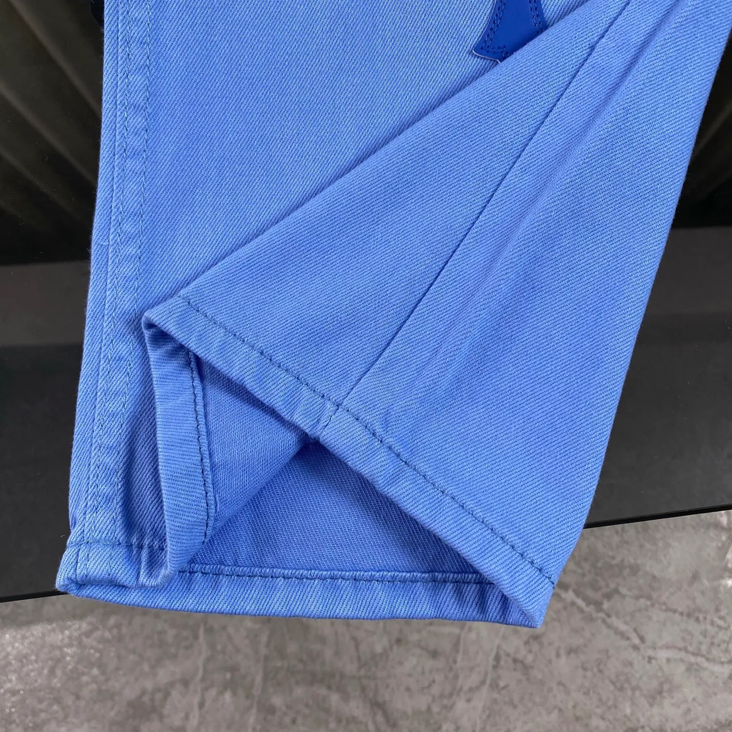 P250 chrome hearts Miami Drake limited edition blue jeans vi Top heavy industry fashionable design] Consistent high street luxury style creation. Speaking of this style, the Zangyin family and GU family are definitely the leading representative brands. Especially the Zangyin family has really achieved a state-of-the-art effect in creating high street style. The unique washed material is used to create this style. The color system is quite eye-catching. After it is decorated with patchwork cross flowers, it cleverly highlights the charm of the brand. Secondly, this style uses classic The classic high-waist cutting design highlights the long legs and fashionable temperament of the upper body. The brand is highly recognizable and the slim fit configuration is more suitable for daily wear. It is a product that interprets personality, fashion, and specifications at a glance. This single product is enough to make any fan excited. It can be a white T-shirt for youthful preppy style, or a tight suspender for lady style. It has strong matching ability and can be easily controlled by men.  [Materials and craftsmanship] Needless to say, this point goes without saying. As an excellent craftsman brand, Zangyin’s requirements for details and craftsmanship are really perfect. The washed color of this model has gone through so many processes, not to mention the embellishment of denim appliques. It is also purely hand-made and sewn. Just like what they believe in, only hand-made things have soul and have the meaning of wear. A top-notch heavy-duty fashionable denim item, I look forward to your perfect interpretation! !  Size:28-36
